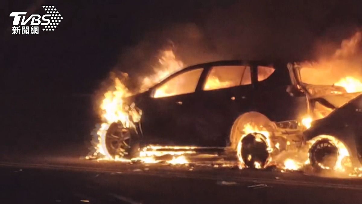 國3匝道口爆炸!2車燒成廢鐵畫面驚悚。(圖/TVBS)