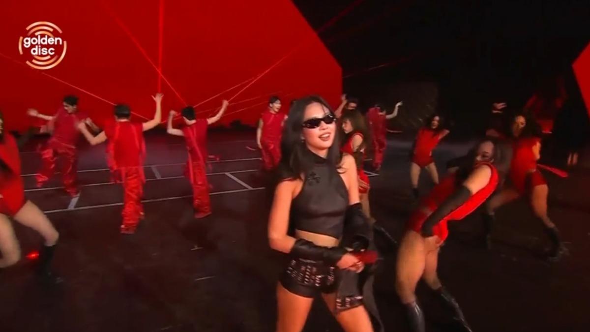 Jennie昨爲金唱片帶來超火辣的組曲表演。(圖/TVBS、Disney+)
