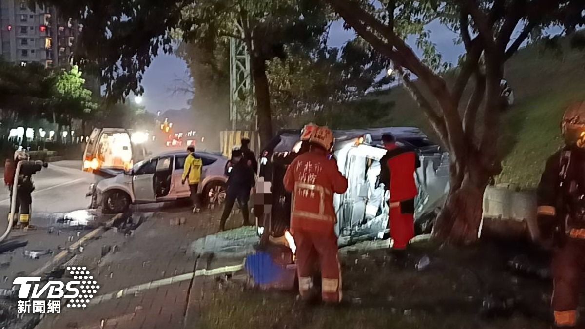 林男車輛衝向堤防下草坪並翻覆。（圖／TVBS）
