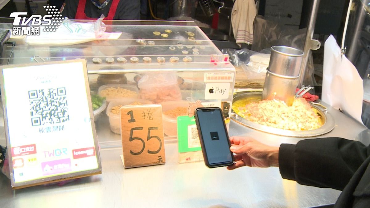 有攤商認為,行動支付不用接觸錢,交易十分方便。(圖/TVBS)