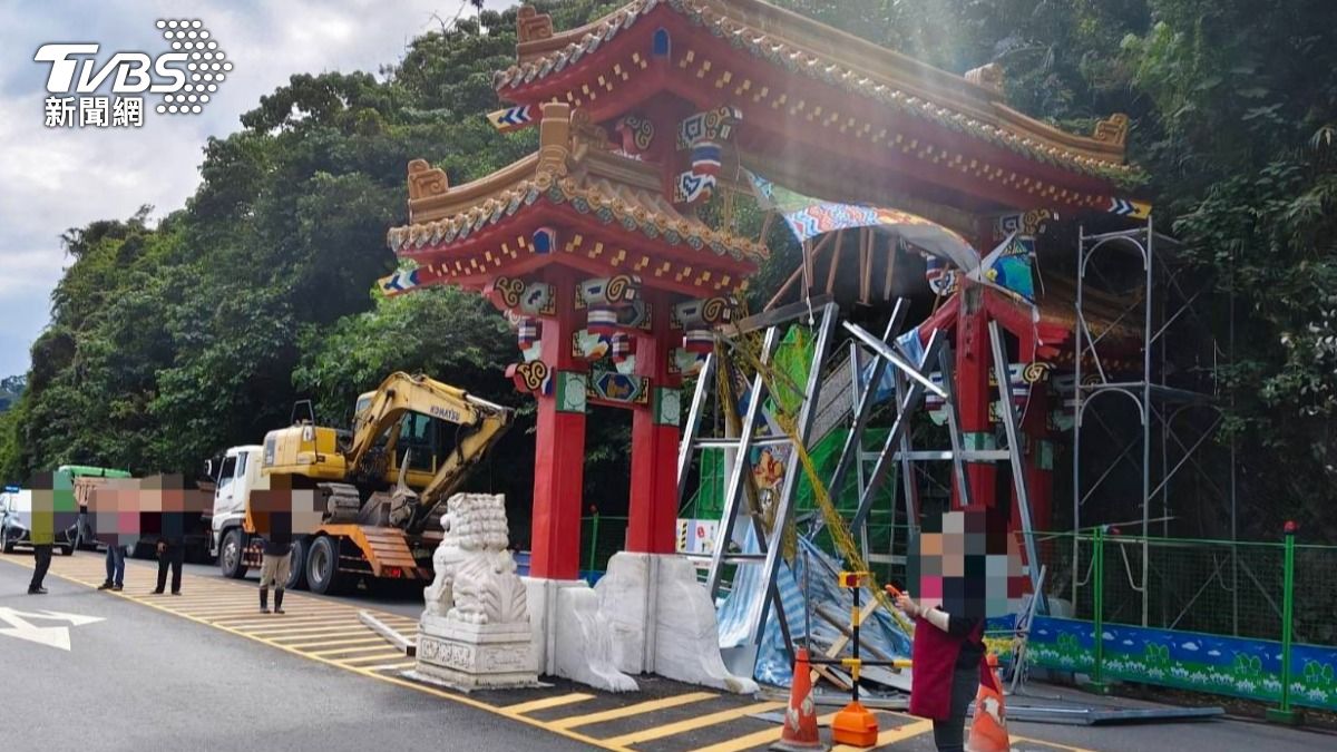 悲劇重演!太魯閣牌樓修復中又被撞 怪手「橫掃施工台」畫面曝