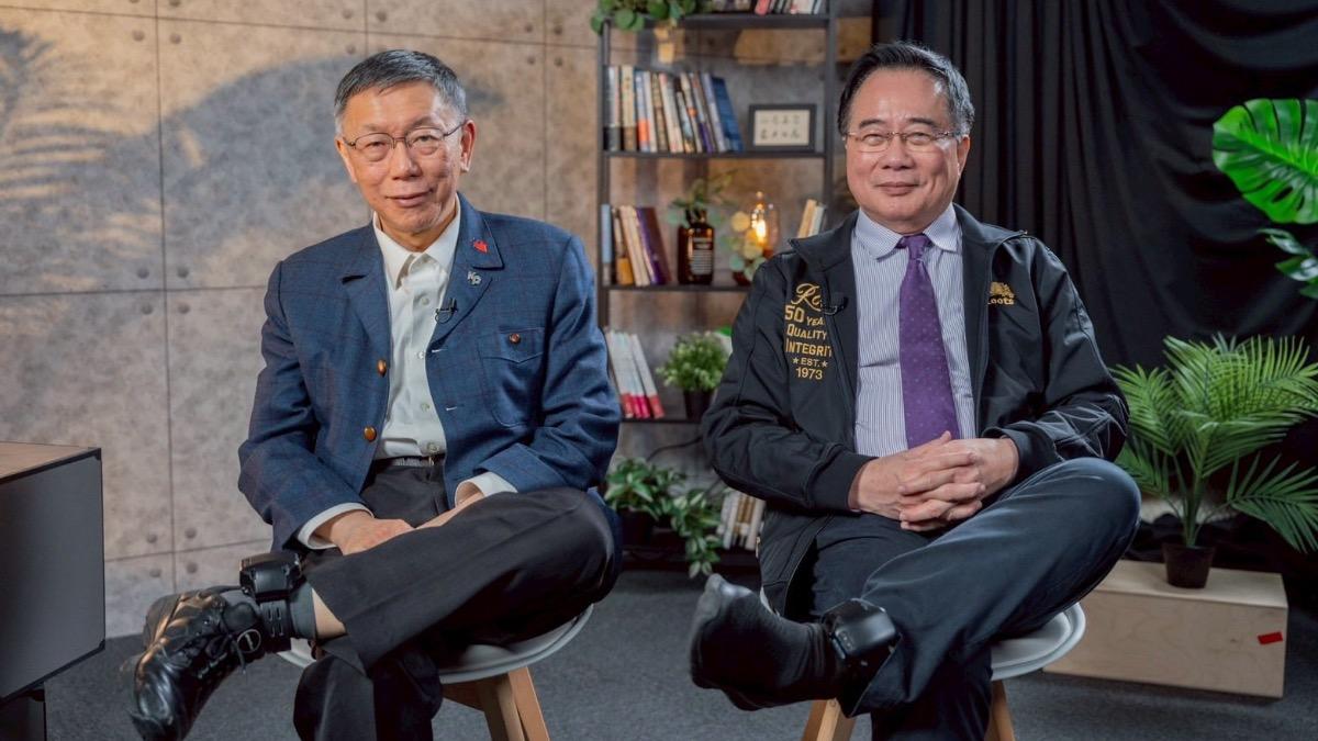 柯文哲、蔡正元同框錄製「土城十講」，秀出腳上的電子腳鐐。（圖／翻攝蔡正元臉書）