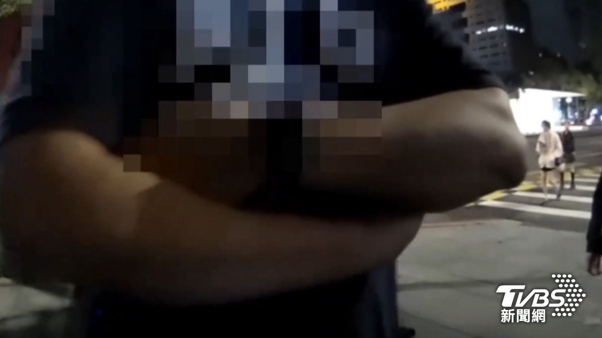嗆警「打我啊」遭上銬管束!信義區醉男稱我沒施暴 警密錄器打臉