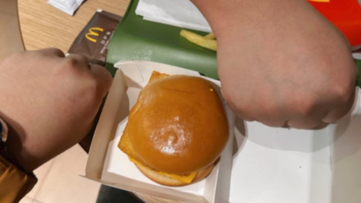 網怨麥當勞漢堡縮水小到像馬卡龍 陸客服回應