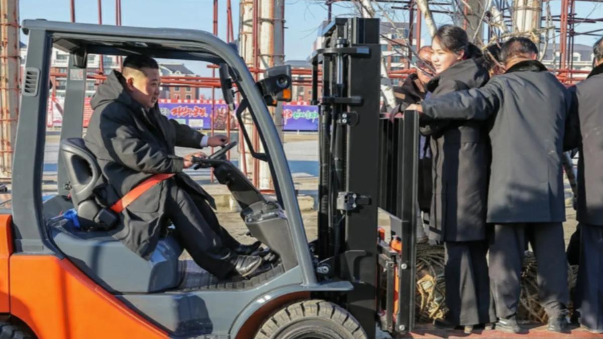 金主愛頻現身!金正恩攜妻女、胞妹揮汗勞動!開堆高機、挖土