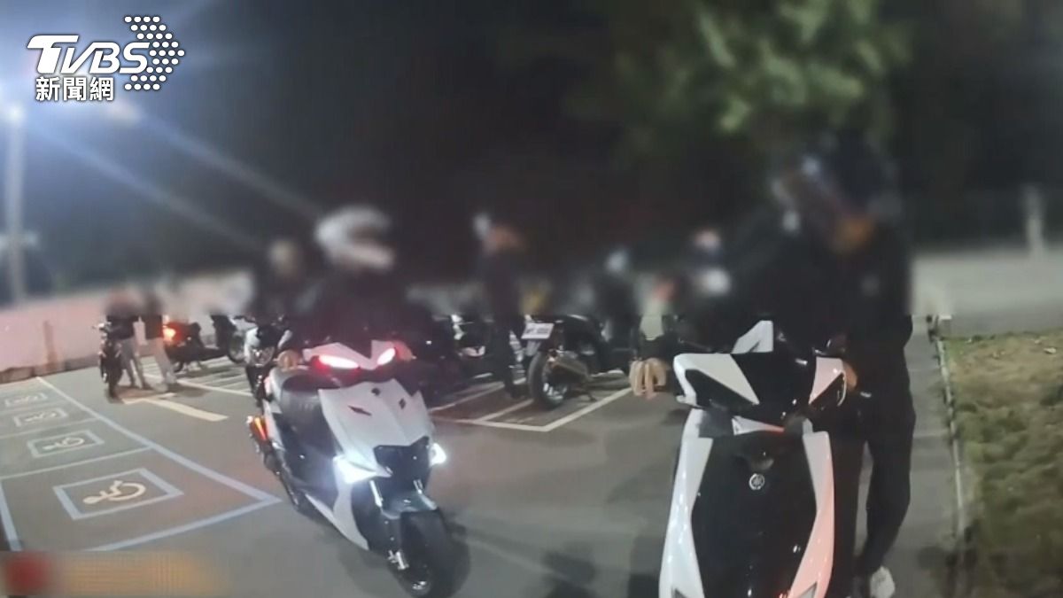 高雄鼓山區柴山下的停車場,凌晨有大量改裝機車聚集,警方到場對違規機車開罰,並規勸車友解散。(圖/TVBS)