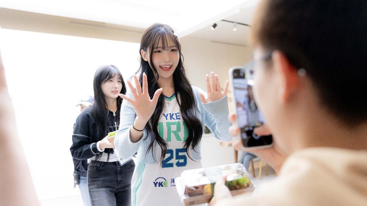 李素敏和粉絲互動。(圖/CHEER UP提供)