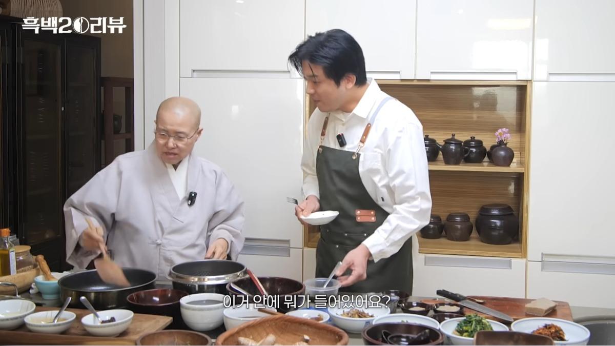 安成宰到寺院拜訪善財法師，並與她一起完成一桌寺院料理。（圖／翻攝自YT）