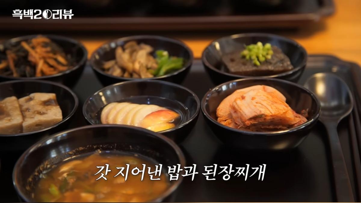 安成宰與善財法師做出一套看起來健康又優雅的寺院料理。(圖/翻攝自YT)