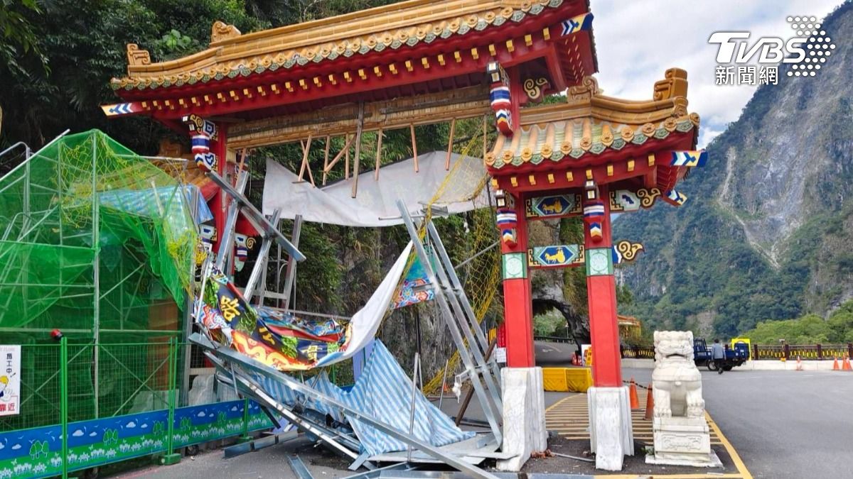 太魯閣樓牌去年被撞，１／１０又遭撞，工期恐怕延後。（圖／TVBS）