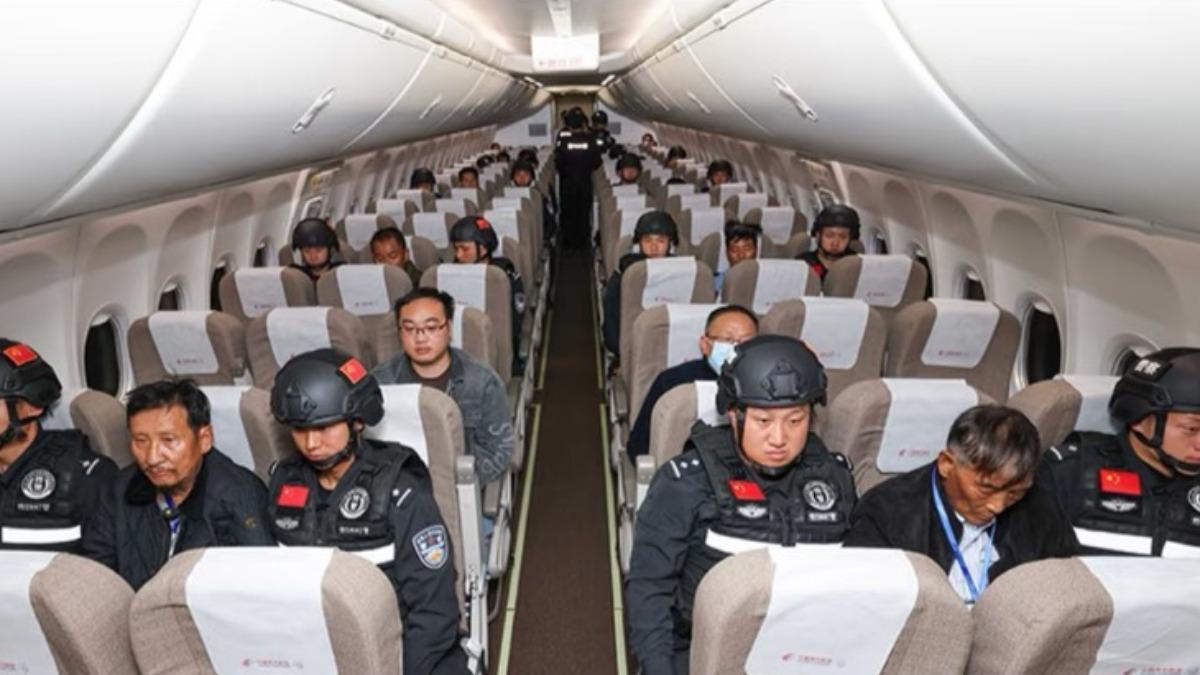 央視公開了電信詐騙犯押解回國，在機艙的特寫畫面。（圖／翻攝自小紅書）