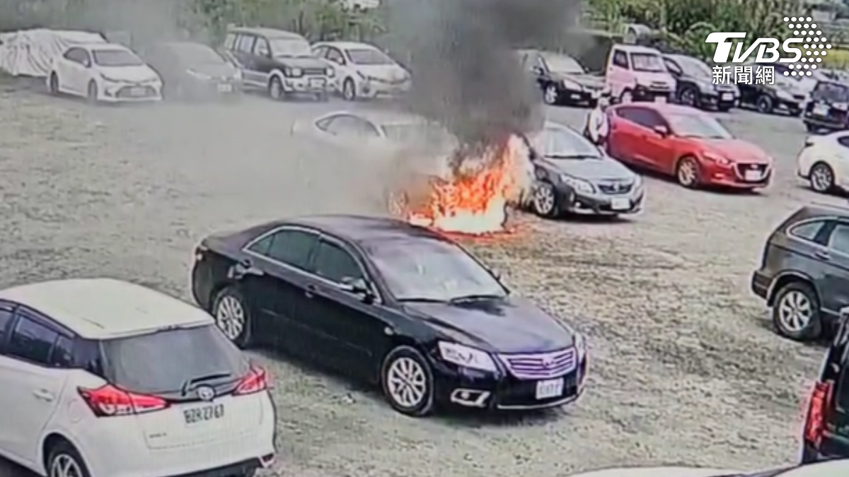 廟方舉辦平安粥活動,停車場轎車起火自燃。(圖/TVBS)