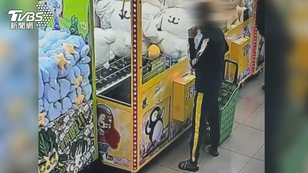 黃姓男子經常在店內抽電子菸，不僅不聽勸阻，最後竟爆怒砸店。（圖／TVBS）