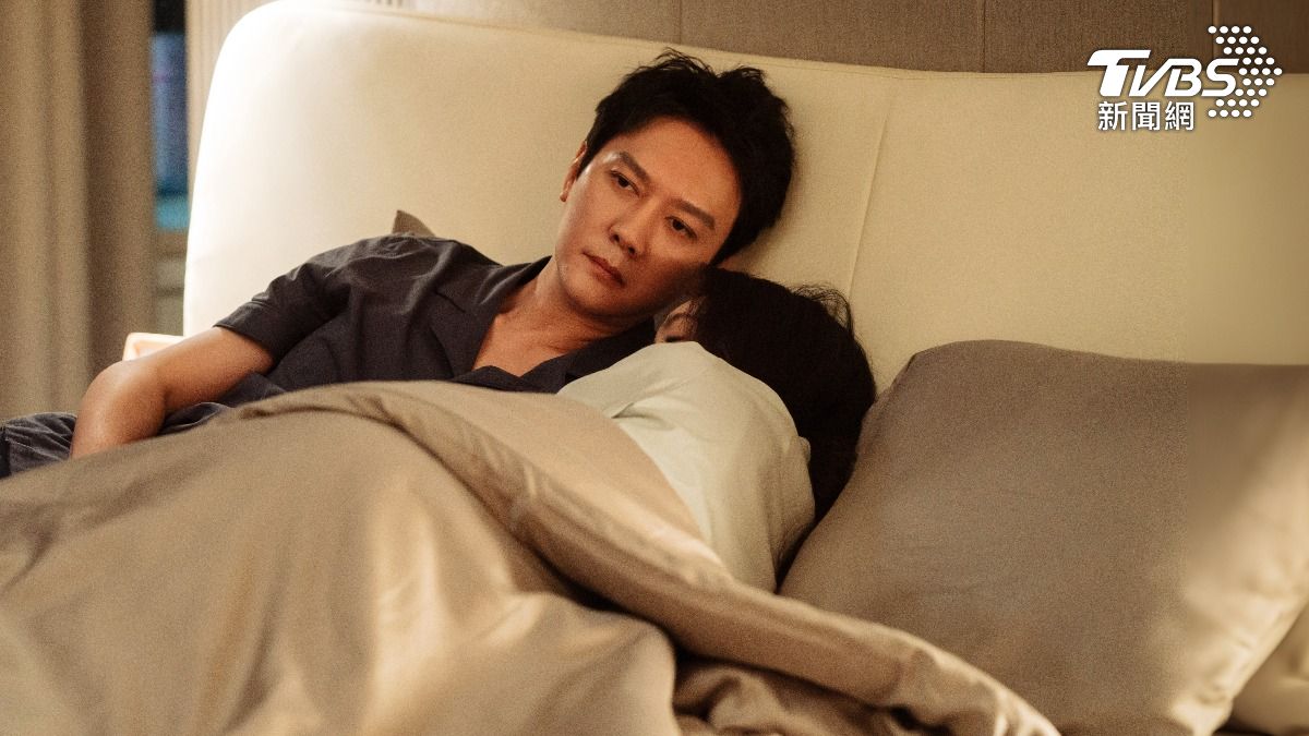 《婚內婚外》中，馮紹峰是把「精神監控」玩弄於股掌間的極致控制狂。（圖／TVBS）