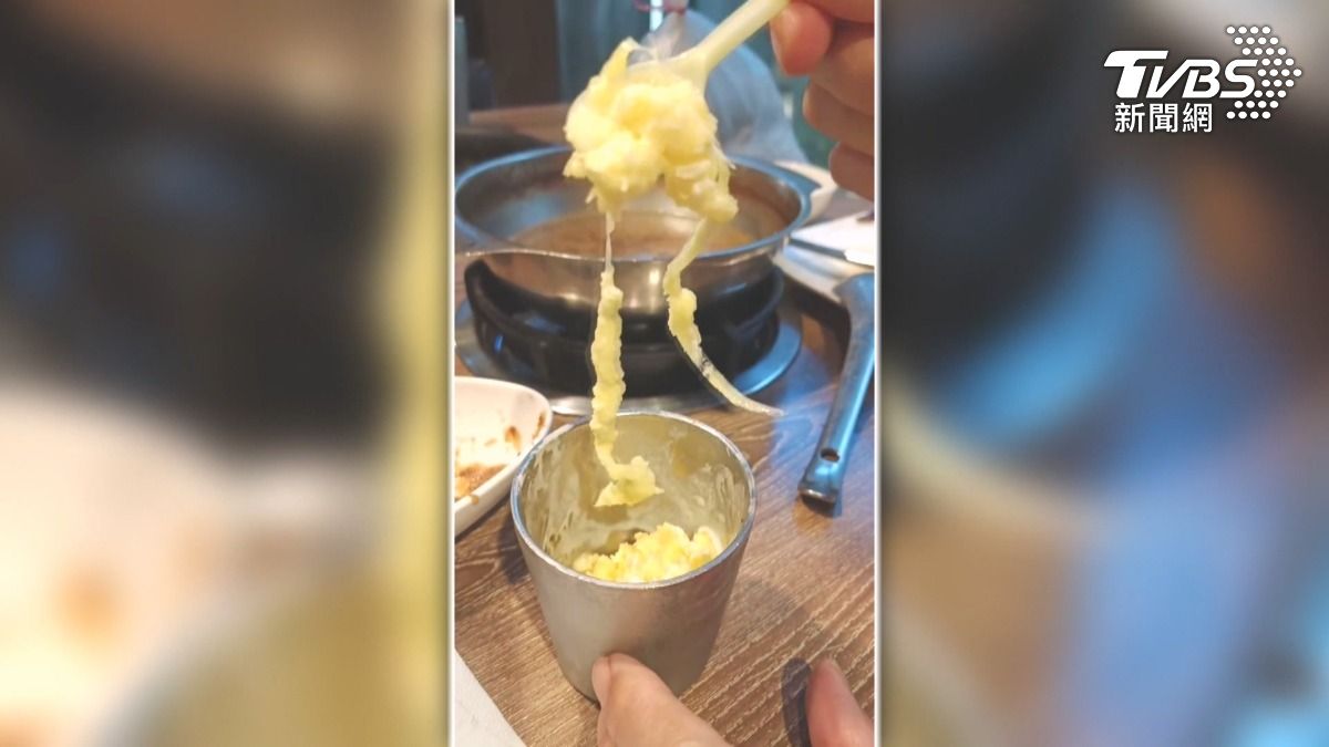 民眾在店內享用冰淇淋時,突然從碗中挖出一長條塑膠片。(圖/TVBS)