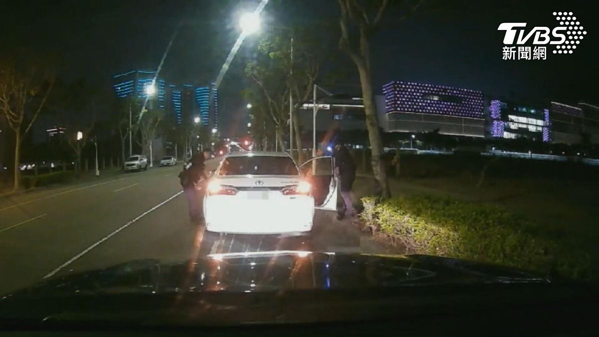 阿伯突癱軟叫不醒　6歲女童1通電話救命。(圖／TVBS) 