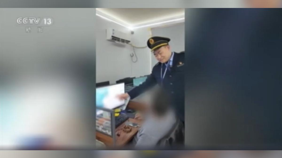 大陸民警發現,社交平台上很多偽心理學的短影音,其實是不肖業者吸引流量後,把上網求助的民眾,轉介到沒有營業許可的地下機構。(圖/大陸央視)