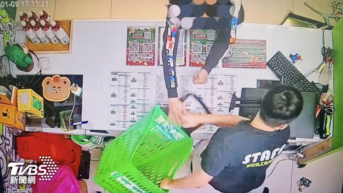 百萬YTR儒哥「青菜樂園」出事!男吸喪屍菸彈被勸離 砸店攻擊人