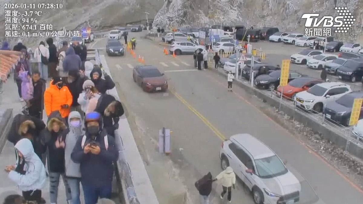合歡山彎道多事故頻傳!休旅車越線撞皮卡 夜間又傳翻覆意外。(圖/TVBS)