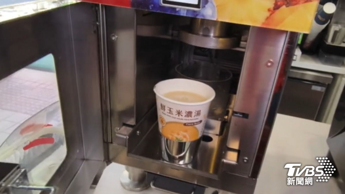 7-11開發「智能果昔機」,除了能現做冰果昔,連熱呼呼玉米濃湯也難不倒它。(圖/TVBS)