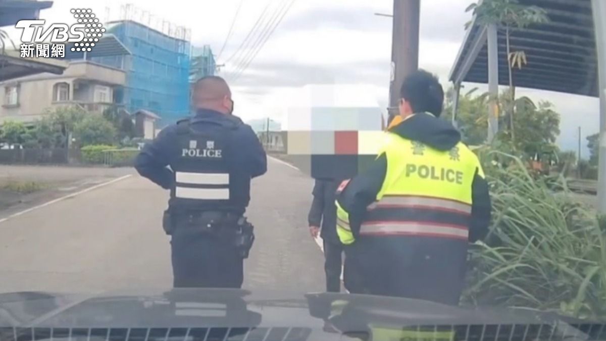 男子持斧頭揮舞嚇壞路人,警方5分鐘火速逮人。(資料圖/TVBS)