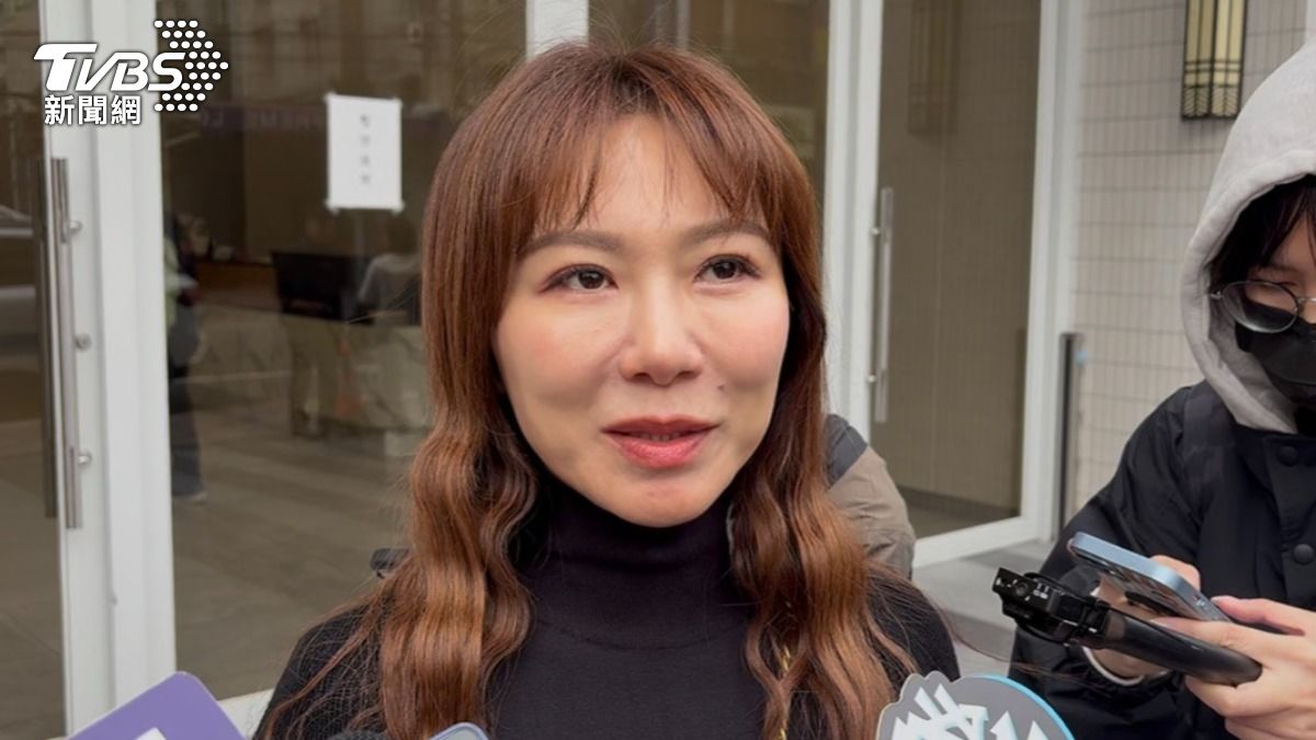 首位弔唁曹西平！佩甄「雙眼哭紅」淚憶恩情　揭生前最後一面