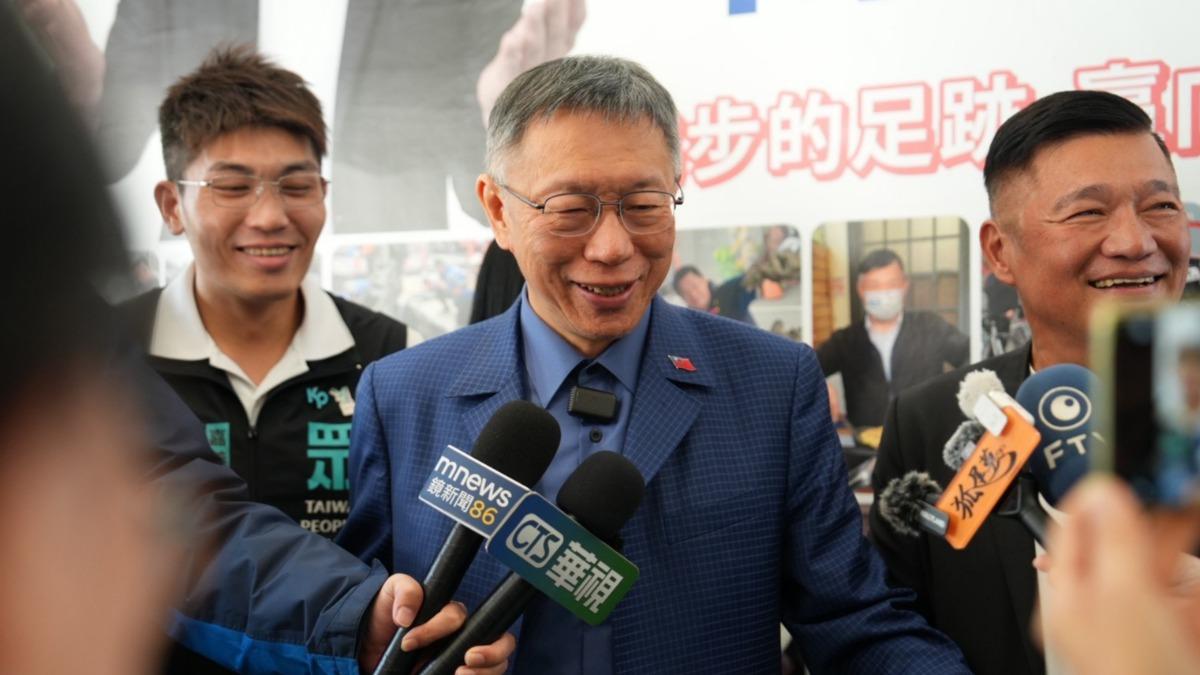 抗議司法不公?同框蔡正元秀電子腳鐐 柯文哲笑:我們都是朝廷欽犯