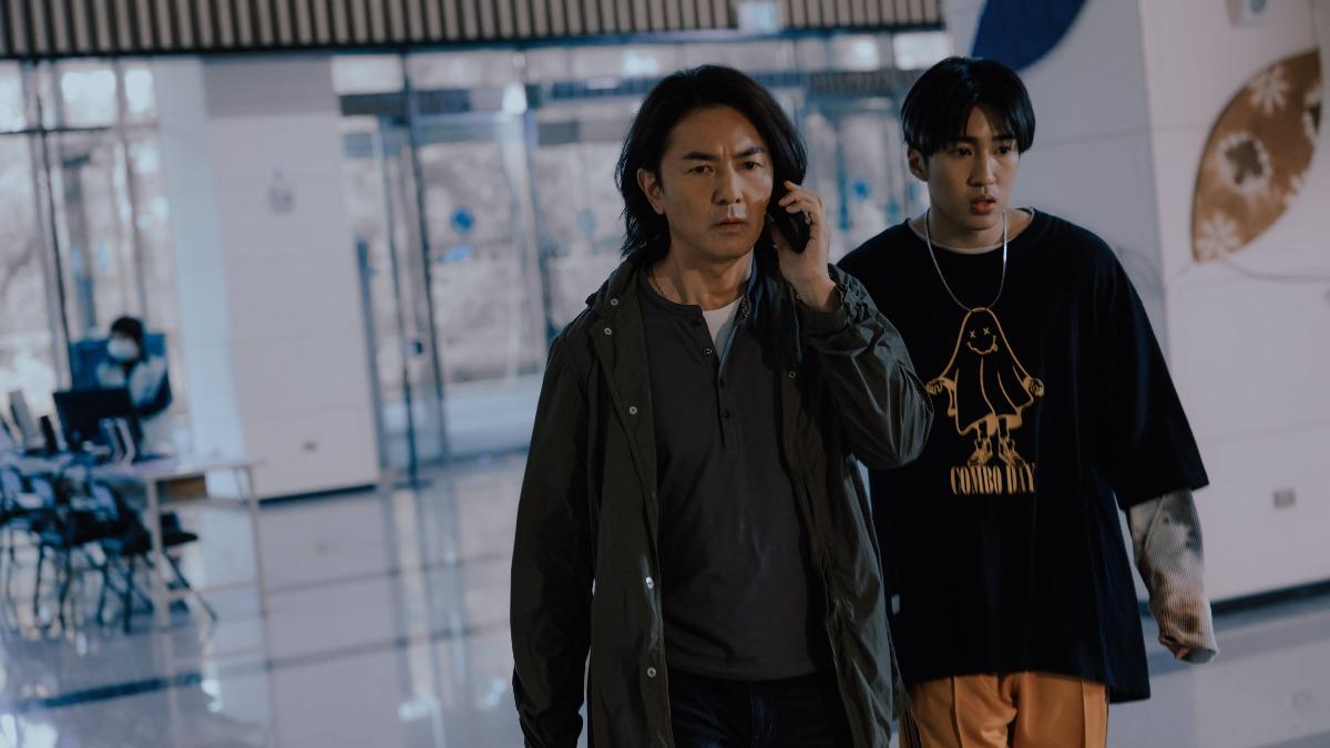 鄭伊健久違出演影集,與婁峻碩雙生代男神合作辦案。(圖/Netflix提供)
