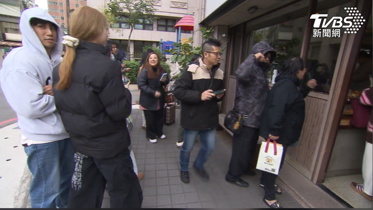 1天只賣2時段,胖草莓搶排每人限購2個。(圖/TVBS)