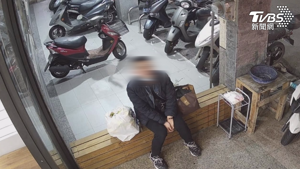 29歲歐姓男子偷東西被抓包,還反嗆要告去告,把被害人激怒報警。(圖/TVBS)