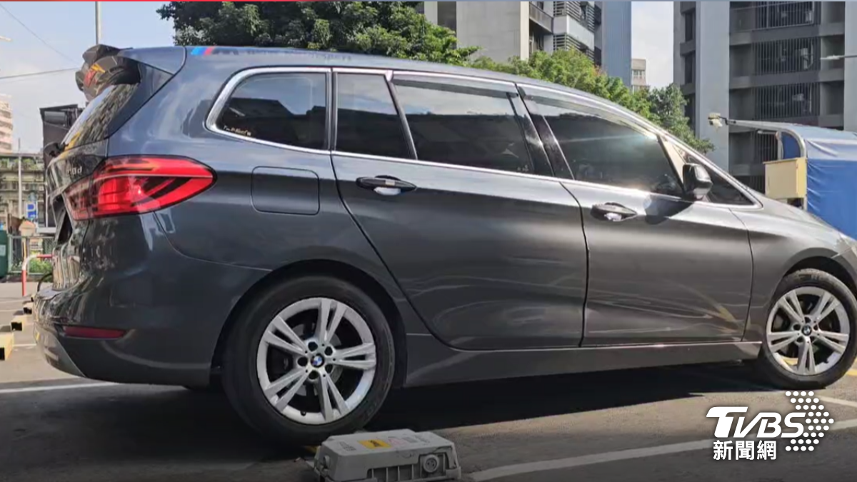 男子疑似為省錢,將後車輪壓在檔板上,讓系統無法計時計費。(圖/示意畫面)