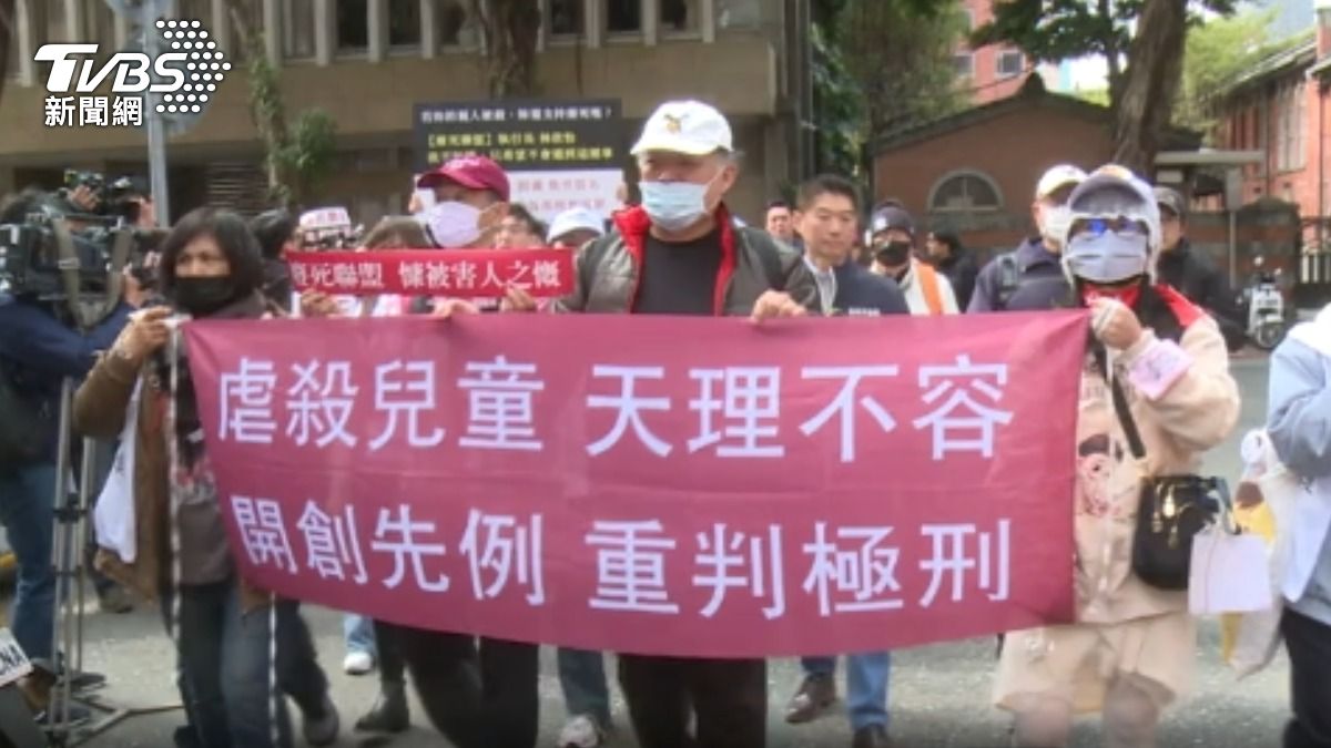 總統府請願! 兒少團體遊行嗆「廢死聯盟虛偽」。(圖/TVBS)