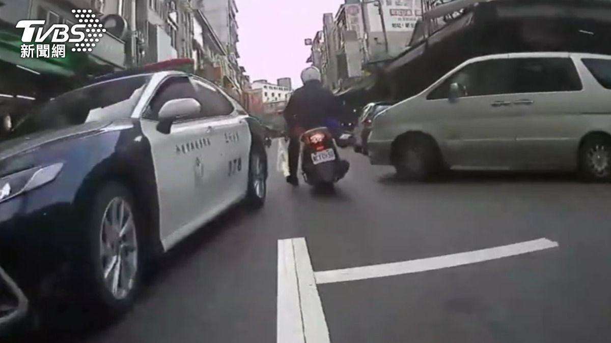 市區警匪追逐,通緝犯竄逃,警鑽車縫抓人。(圖/TVBS)