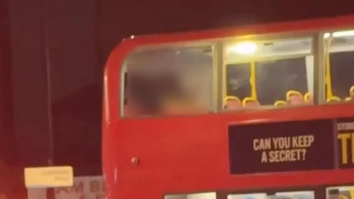 英國雙層巴士驚見活春宮 車身一行標語神呼應情景