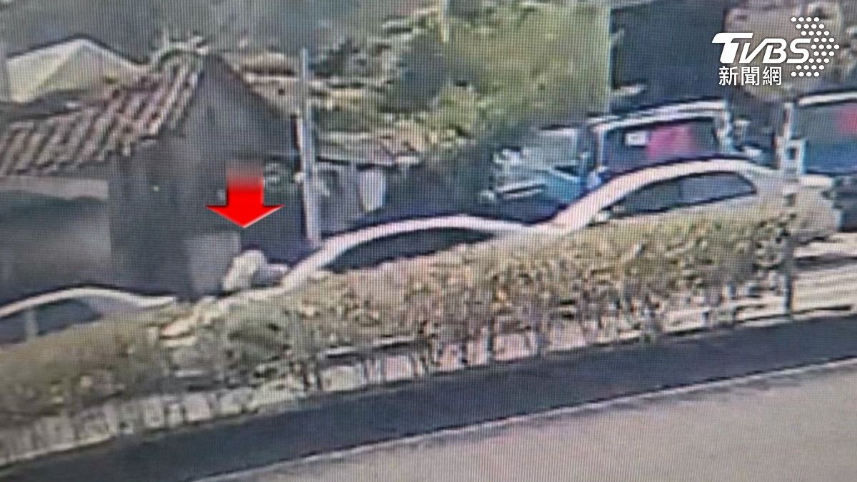 屏東有女子發現男友開車載小三,竟然爆氣人肉擋車,趴上引擎蓋上,沒想到男友更狠,急煞把女子狠狠甩下車。(圖/TVBS)