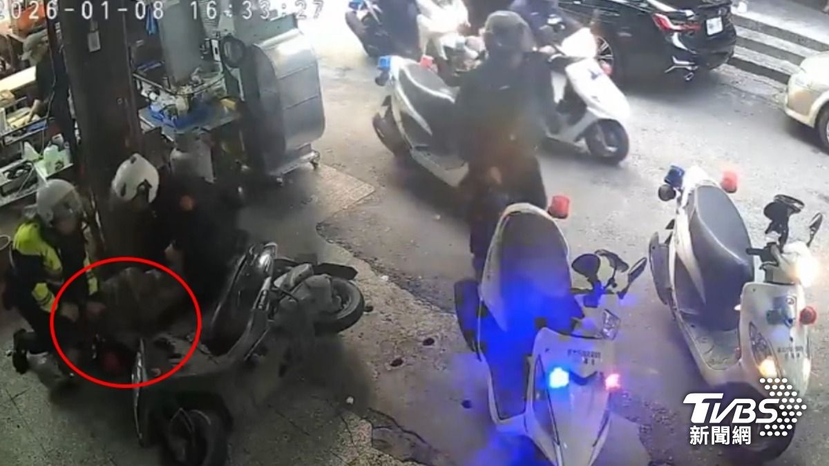 通緝男心虛逃,鑽騎樓甩警,遭推倒壓制。(圖/TVBS)