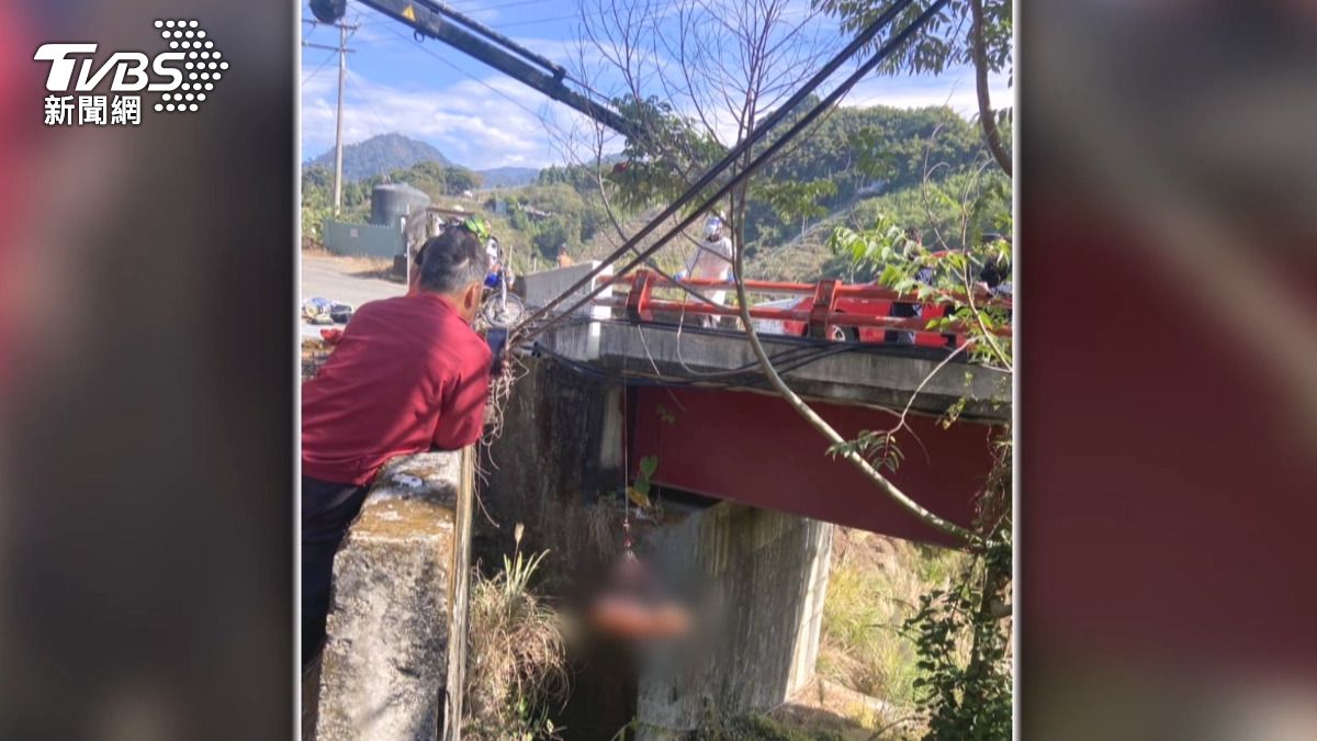 檔車撞穿龍橋頭!「墜8米深溪谷」騎士送醫不治。(圖/警方提供)