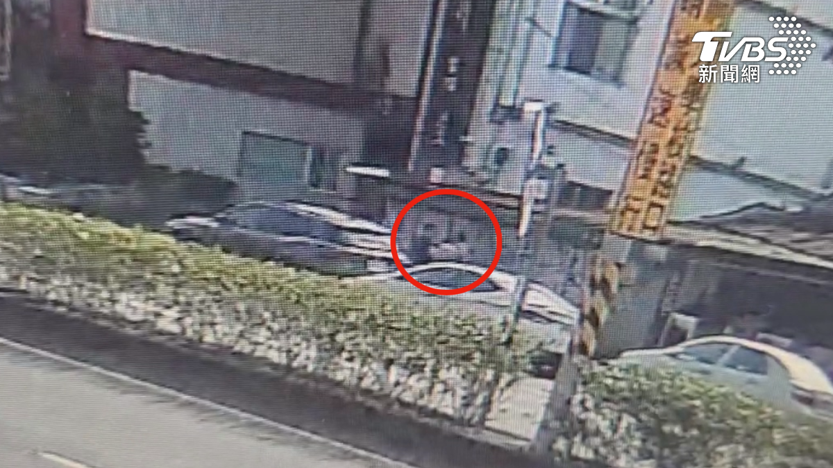 抓包男友出軌,女子大街攔車,結果男友一下車不是關心女友,而是跟女友爆發激烈拉扯。(圖/TVBS)
