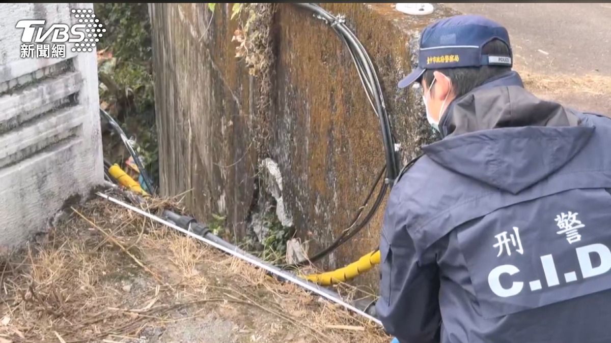 檔車騎士穿龍橋摔落3層樓高溪谷 送醫不治。(圖/警方提供)