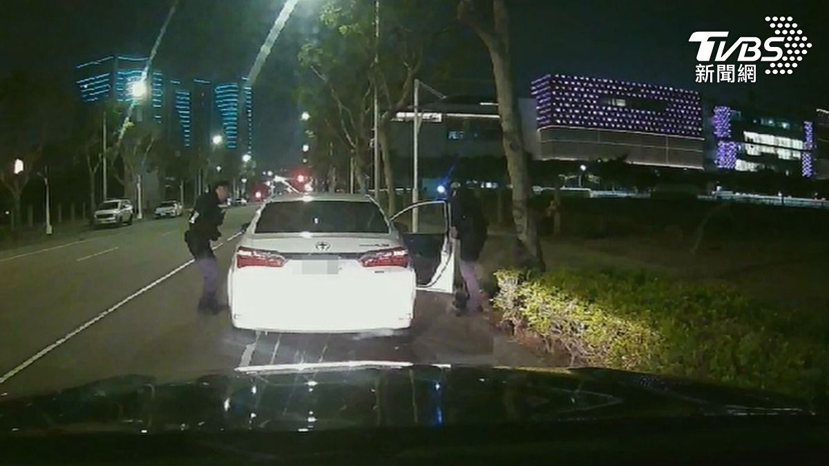陳男行經崇德十九路與環美路口時,身體頓感不適,強忍不舒服將車停在路邊。(圖/TVBS)