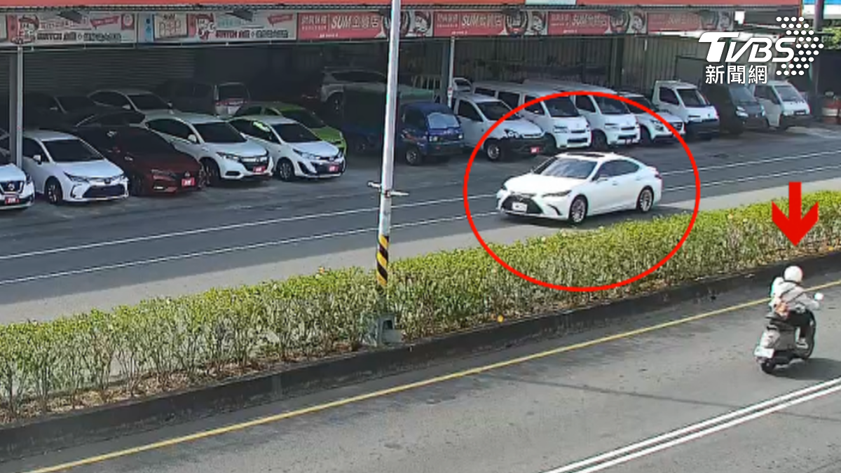 白車甚至大迴轉開到對向車道，女友仍騎車緊追不捨。（圖／TVBS）