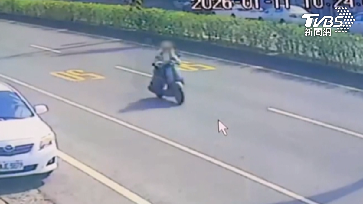 監視器畫面顯示，穿白色外套的摩托車女騎士緊追著白色轎車。（圖／TVBS）