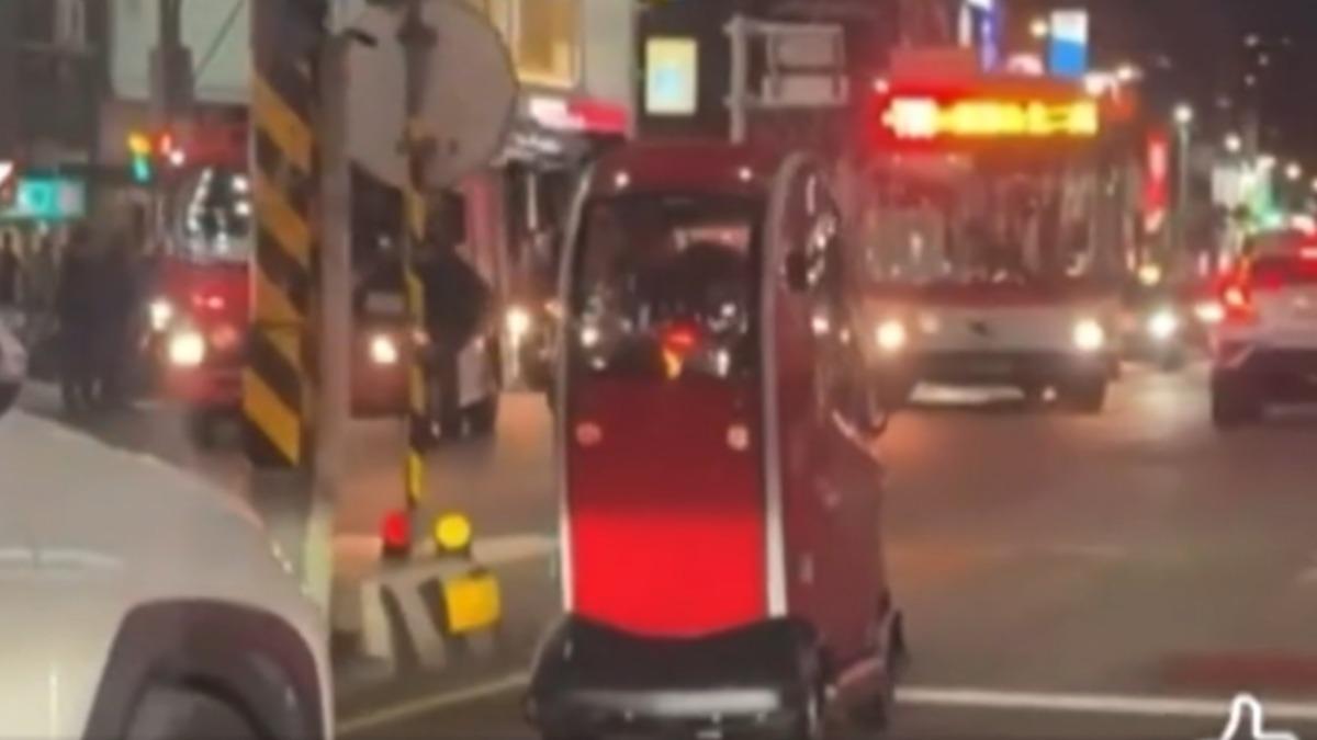輔具四輪車比照行人,開上路開罰500元。(圖/翻攝爆料公社)