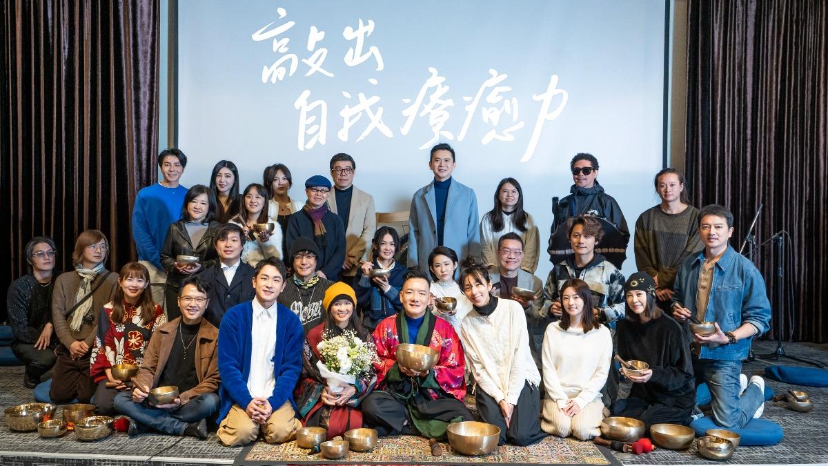 田定豐(中)和靈性導師朱衍舞舉辦新書「敲出自我療癒力」分享會。(圖/唱戲世界娛樂提供)