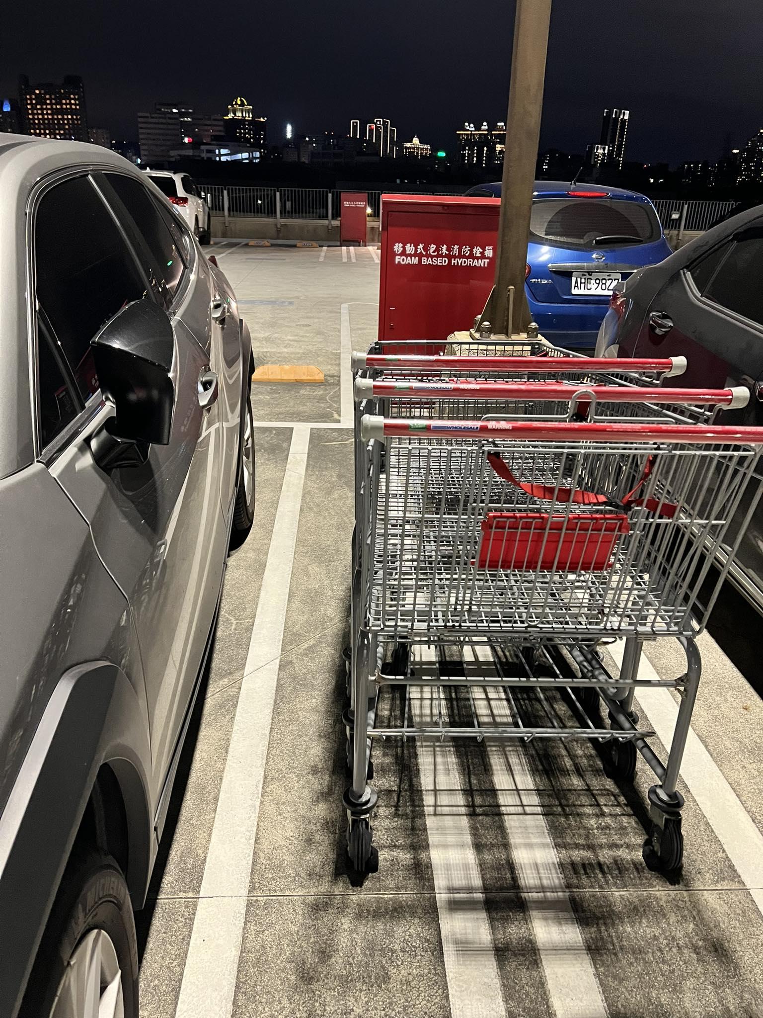 推車被隨意放在停車格之間，擋住車主上下車動線。（圖／翻攝Costco好市多 商品經驗老實說）