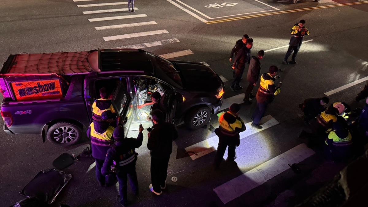 金山男當街持刀「攔車咆哮」！路過駕駛嚇瘋　5勇警掛彩