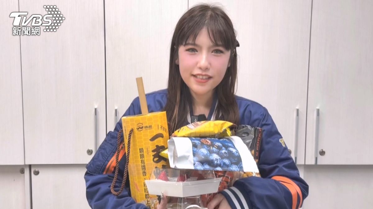 台中伴手禮票選擠爆了!百攤試吃品搶票 現場人潮如螞蟻。(圖/TVBS)