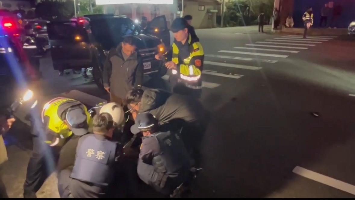 快打警力壓制翁姓男子。(圖/民眾提供)