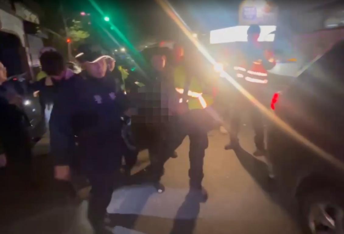 翁男被帶上警車時癱軟無力。(圖/警方提供)