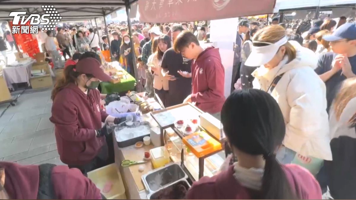 逢甲老字號燒玉米餅乾更是吸引不少目光,民眾試吃後紛紛表示好吃。(圖/TVBS)